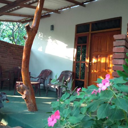 Amaya River Side Homestay Сигирия Екстериор снимка